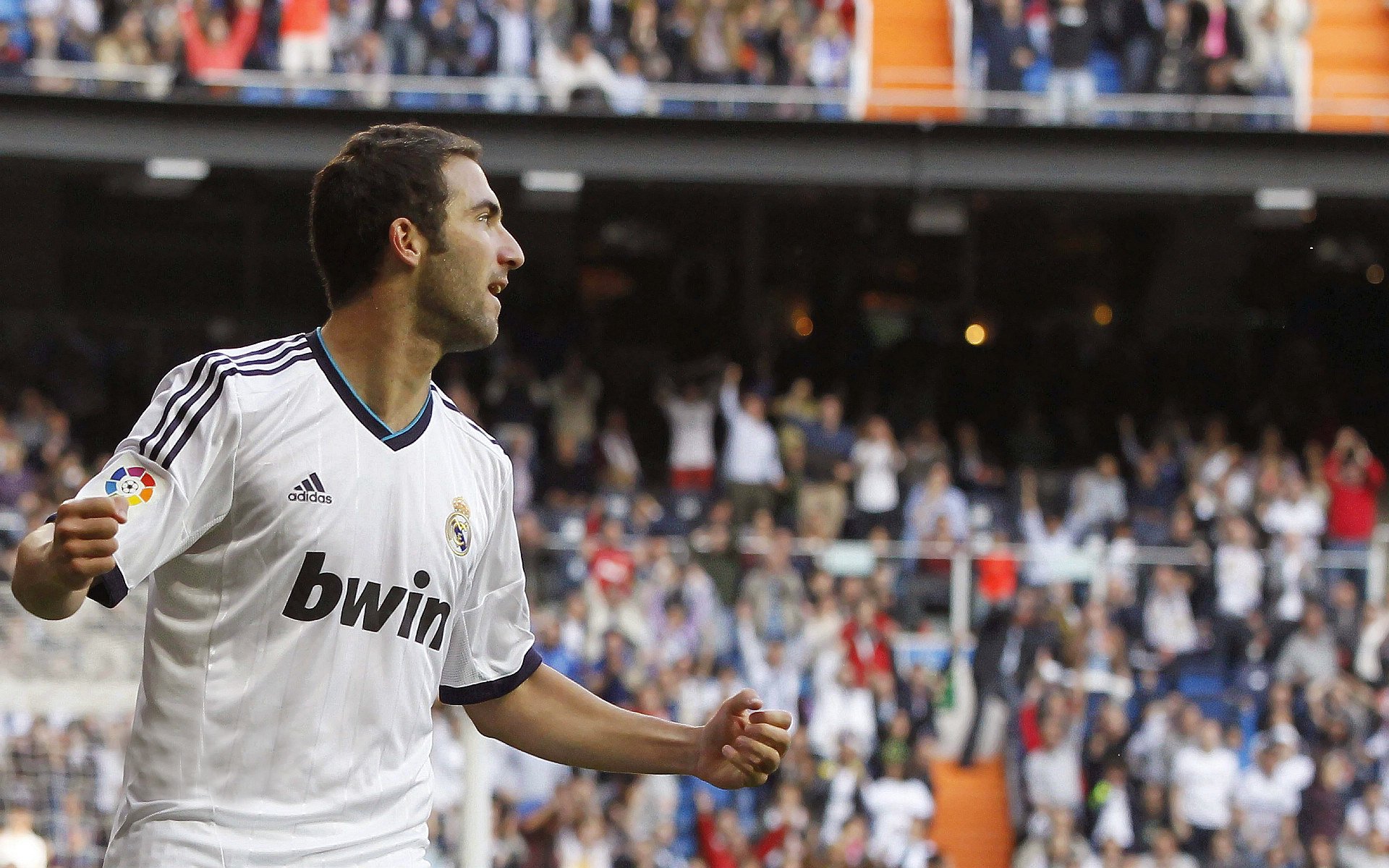 羽毛球高远球距离挑战赛 选手将球轰至场外纪录区域